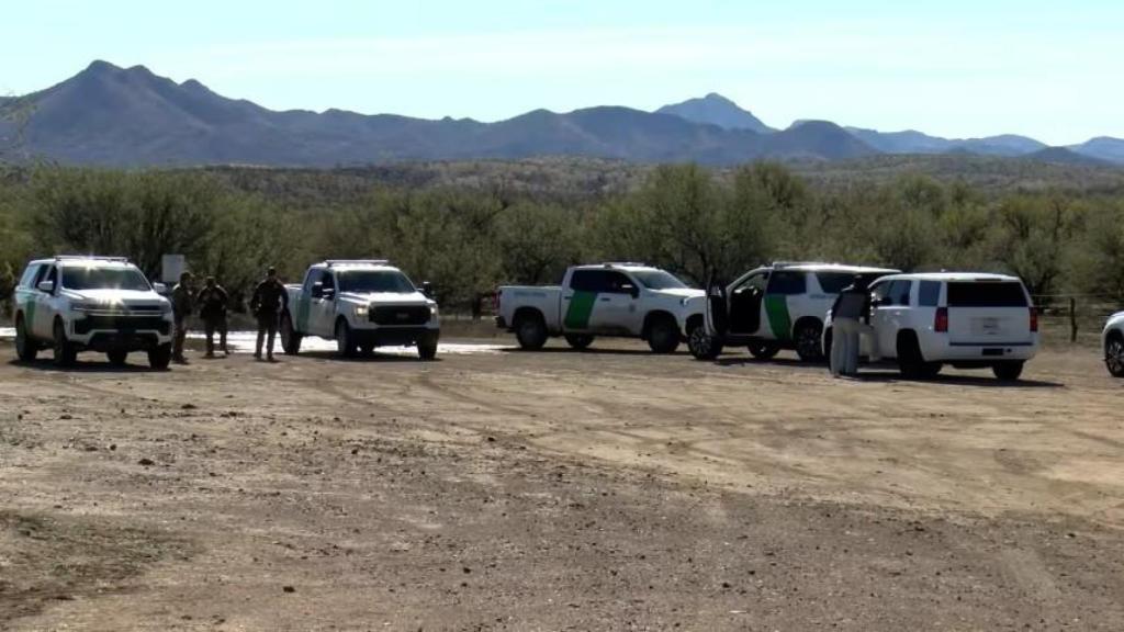 Agentes cerca de la escena de un tiroteo en el que participó un agente de la Patrulla Fronteriza de Estados Unidos en Arivaca, Arizona, este martes.