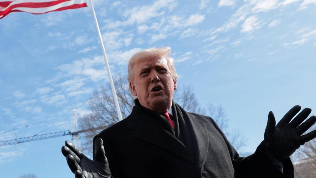 Donald Trump atiende a los medios mientras se dirige al Marine One para viajar a Iowa, desde la Casa Blanca.