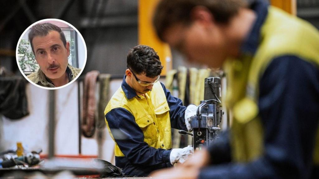Montaje con soldador trabajando (Imagen de archivo) y Tecnio, expertos en empleo.