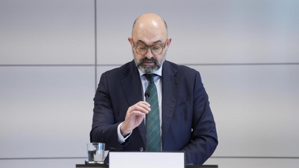 El presidente de Adif, Luis Pedro Marco, durante una rueda de prensa, el lunes en Barcelona.