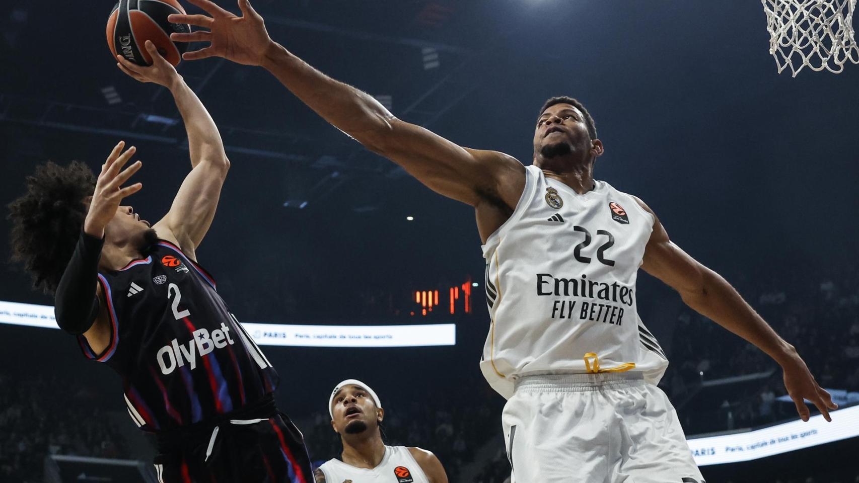 Nadir Hifi trata de encestar ante la presencia de Tavares.