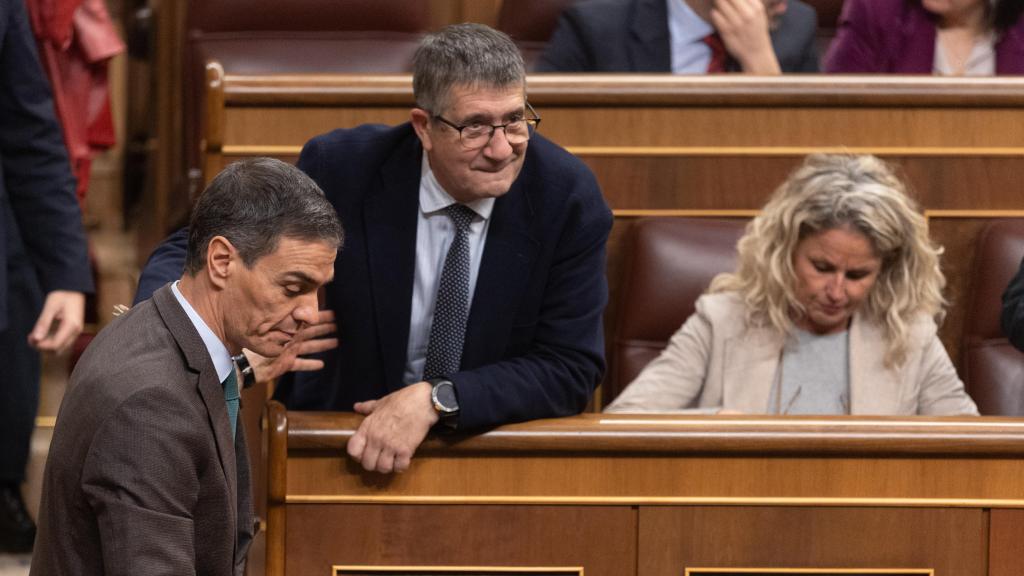 Pedro Sánchez, presidente del Gobierno, y Patxi López, portavoz del Grupo Socialista, en el Congreso.