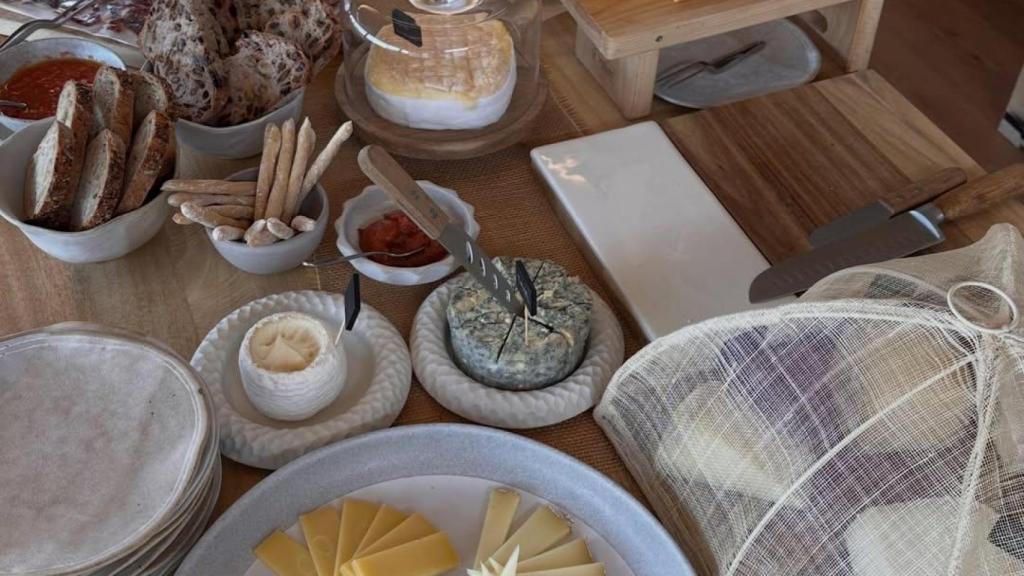 Los embutidos y quesos también forman parte de los desayunos en el hotel.