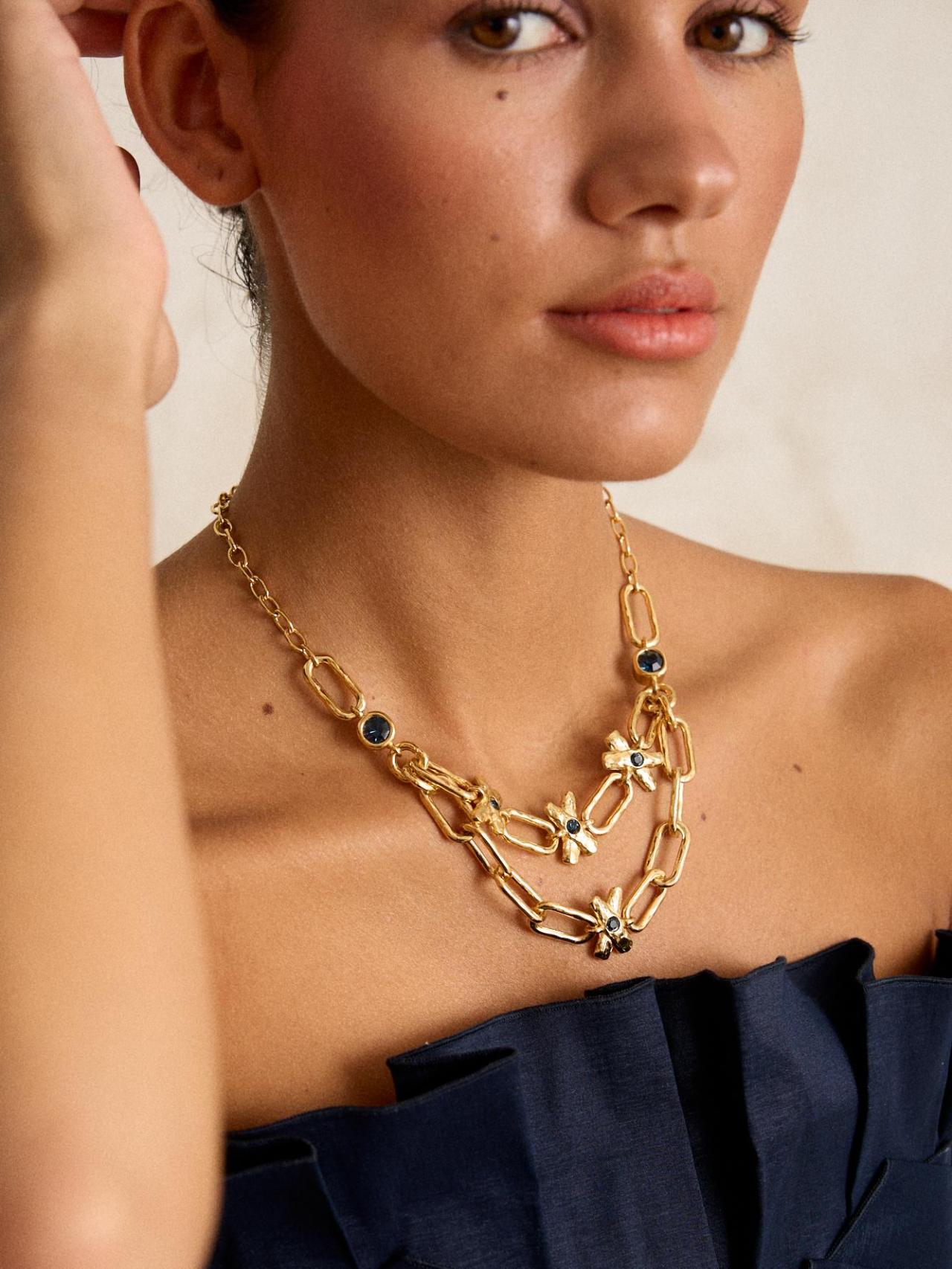 Dosprimeras recomienda regalar piezas que sigan la tendencia del maximalismo, el estilo chunky, los cristales para dar luz y el efecto layering.