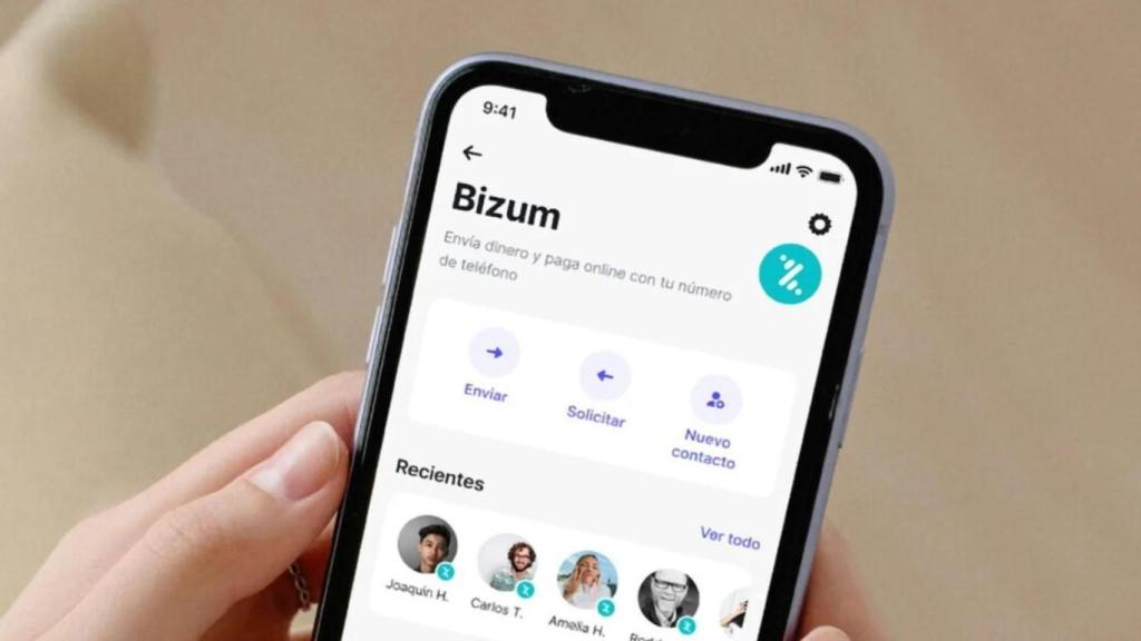 Persona realizando un bizum a través de la aplicación.