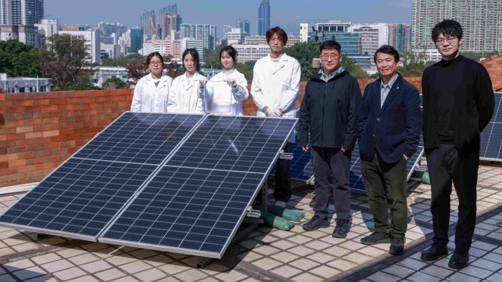 Los investigadores con el hidrogel que aumenta la eficiencia de las placas solares.