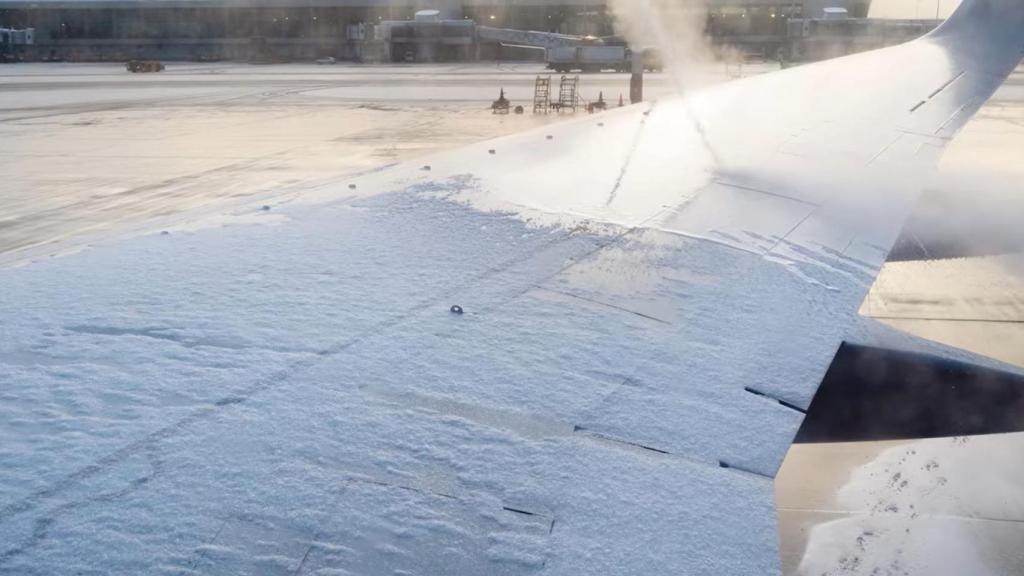 Ala de un avión cubierta de hielo