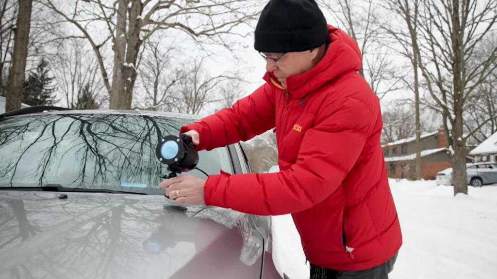 Nilton Renno instalando un sensor de prueba en el coche