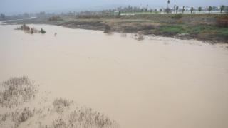 Imagen del río Guadalquivir a su paso por la localidad sevillana de Lora del Río mostrando una importante subida de caudal tras las últimas lluvias dejadas por la borrasca Joseph.