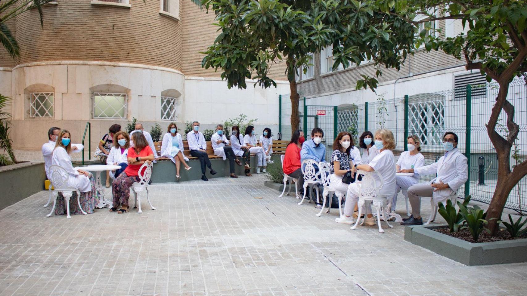 El patio dentro de la Unidad de Salud Mental del Hospital Virgen del Rocío.