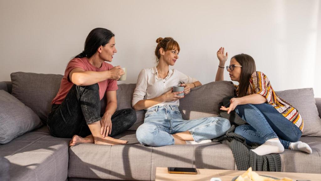 Un grupo de jóvenes sentadas en el sofá.