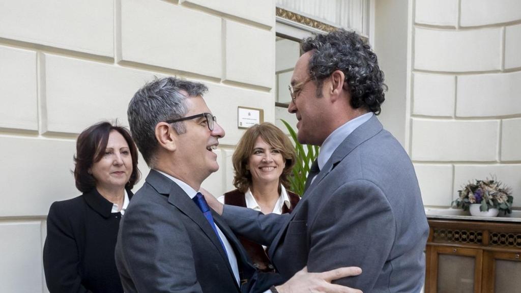 El ministro de Justicia, Félix Bolaños, y el exfiscal general del Estado Álvaro García Ortiz se saludan durante la toma posesión de Teresa Peramato como Fiscal General del Estado.