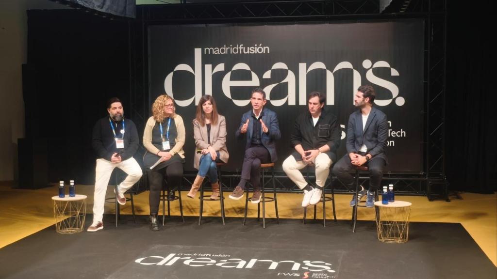 Los participantes de la mesa redonda 'Comer sin cocinar. ¿Van a desaparecer nuestras cocinas?'