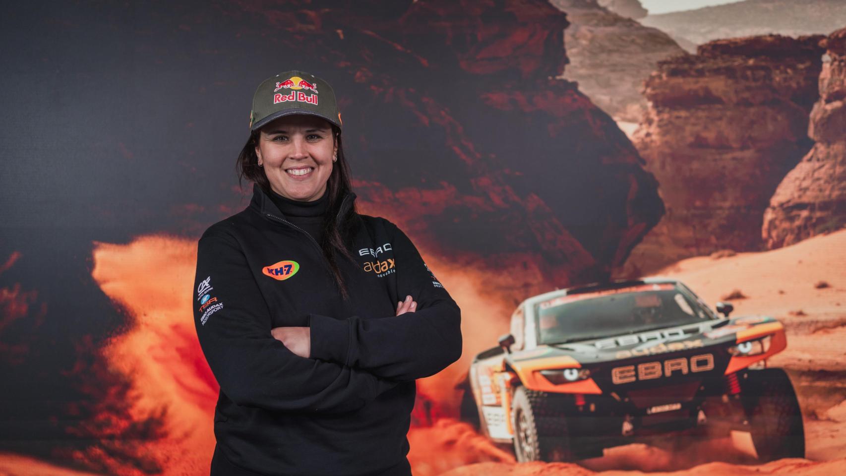 Laia Sanz junto a su EBRO S800 XRR.