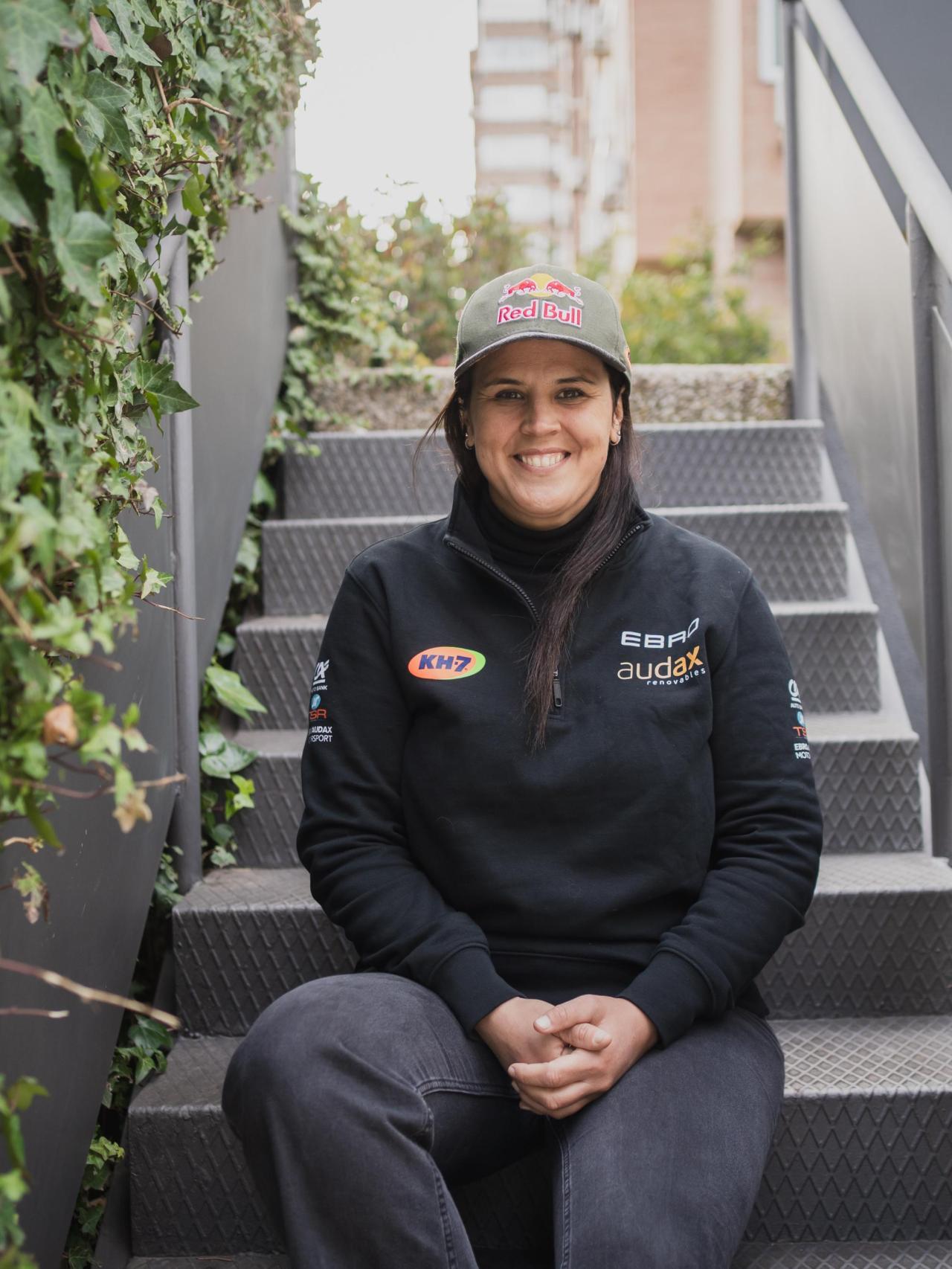 Laia Sanz en las escaleras que forman la entrada de EL ESPAÑOL.