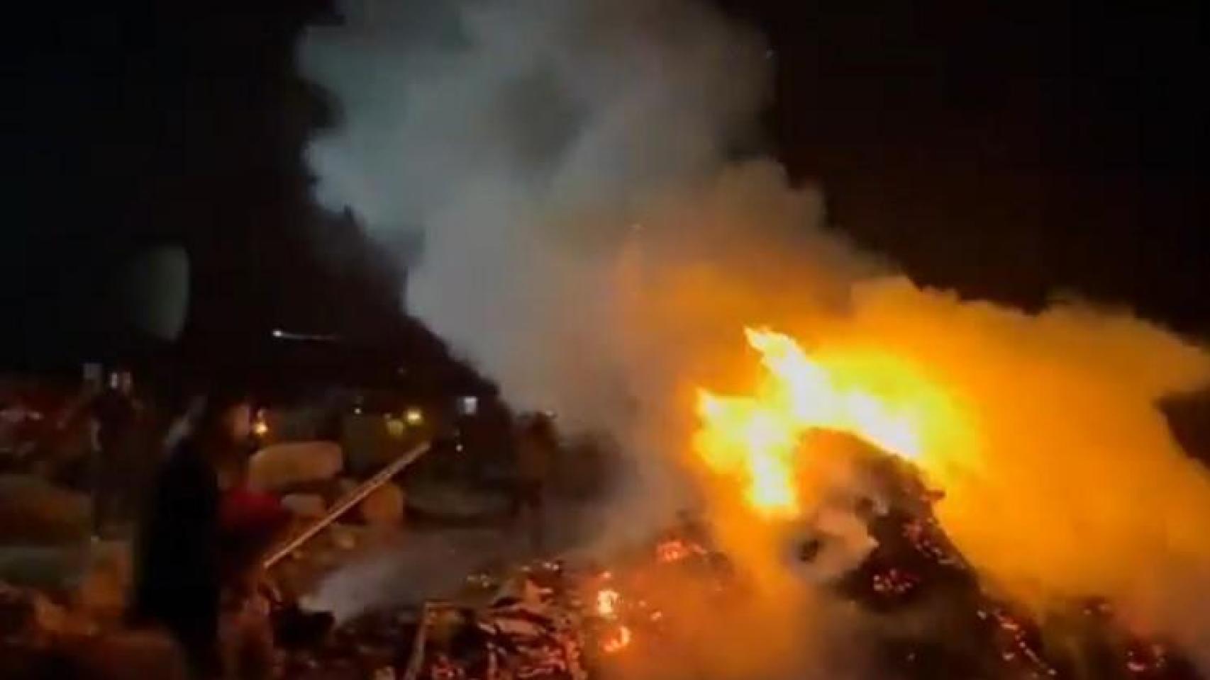 Palestinos de Masafer Yatta, en la Cisjordania ocupada, intentan apagar los fuegos provocados por colonos israelíes.