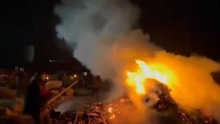 Палестинци у Масафер Јати, на окупираној Западној обали, покушавају да угасе пожаре које су покренули израелски досељеници.