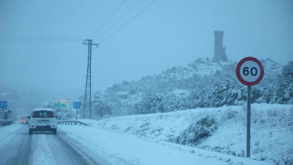 Torrelodones cubierto de nieve este miércoles.