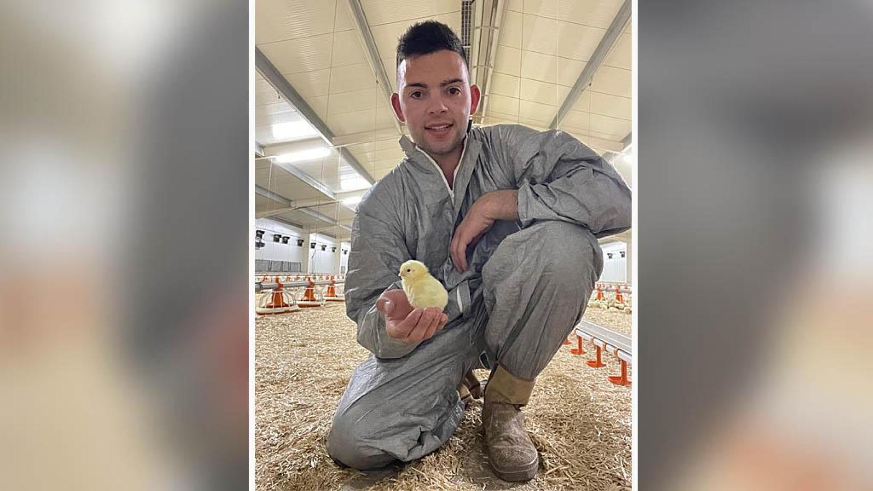 Javier en su granja de Cogeces del Monte con uno de los pollos.