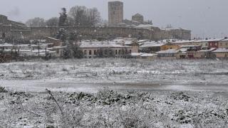 Zamora cubierta por la nieve con la catedral al fondo