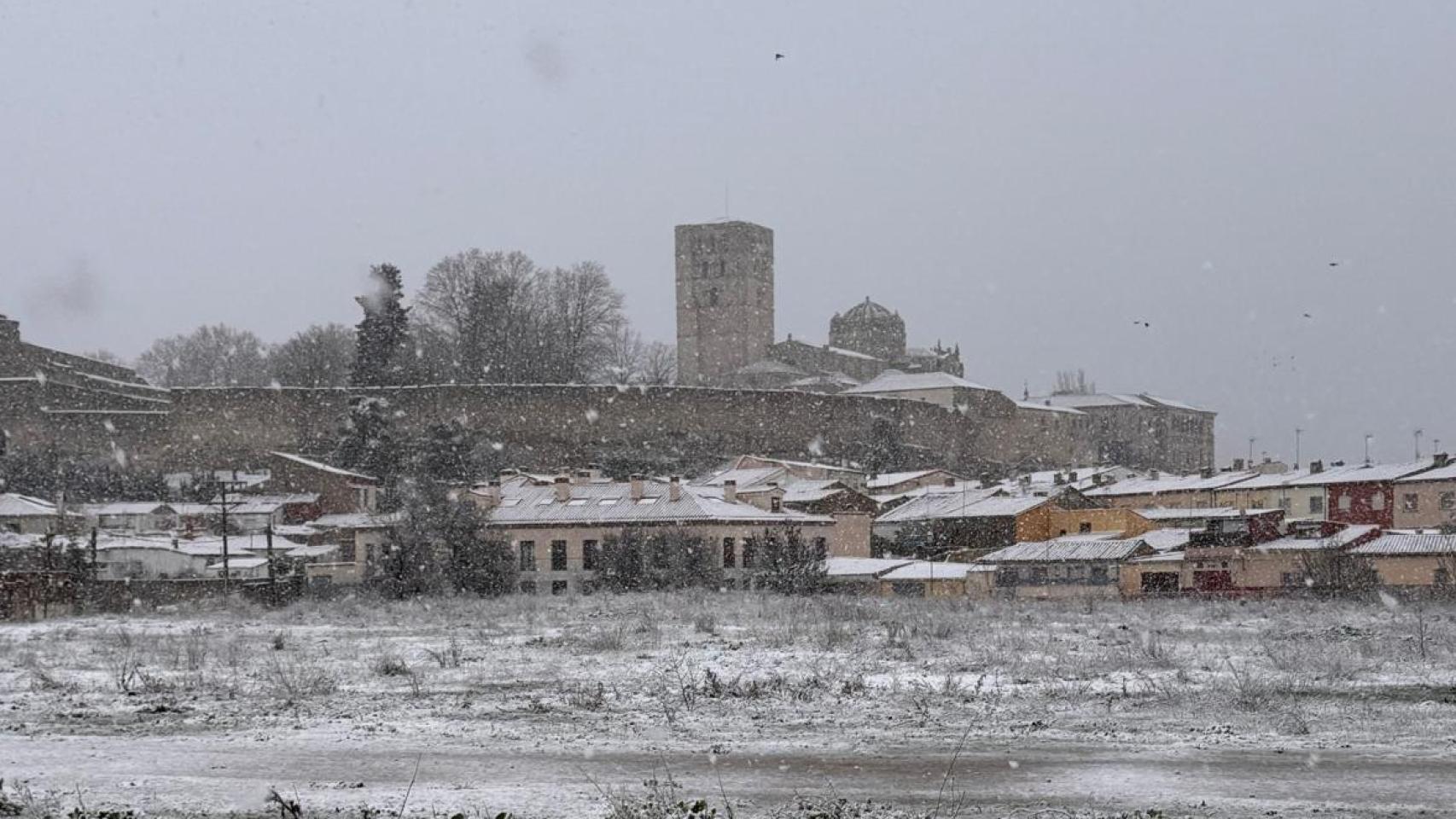 Zamora cubierta por la nieve con la catedral al fondo