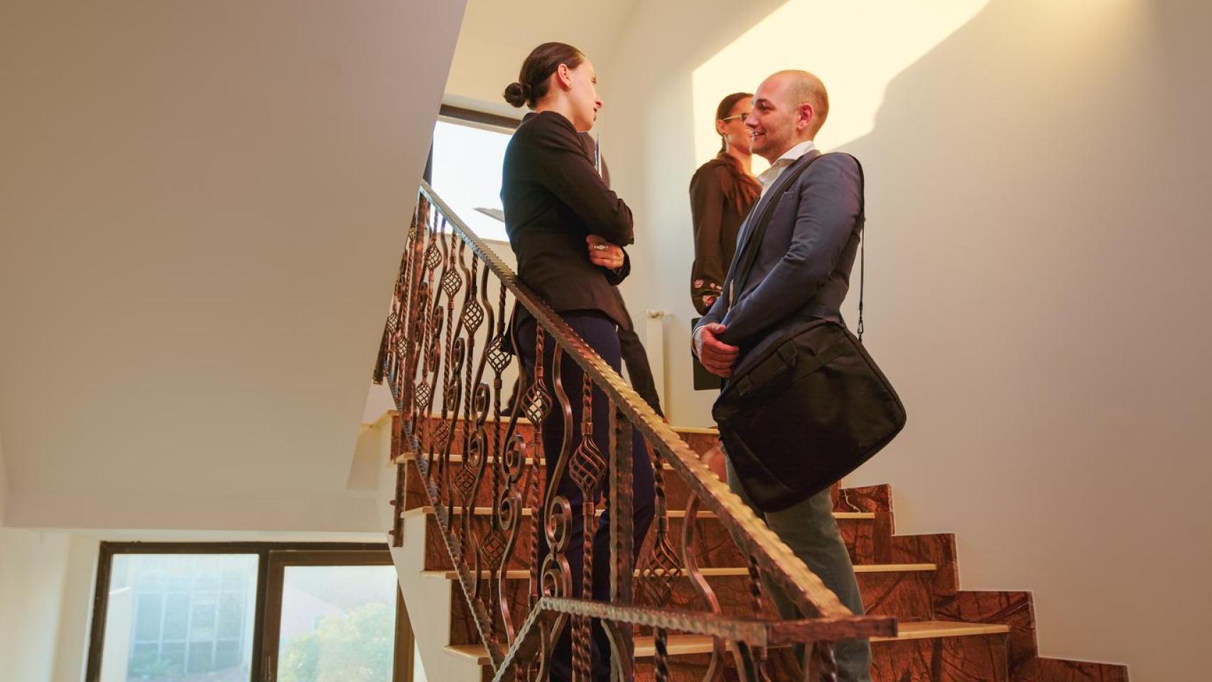 Unos vecinos reunidos.