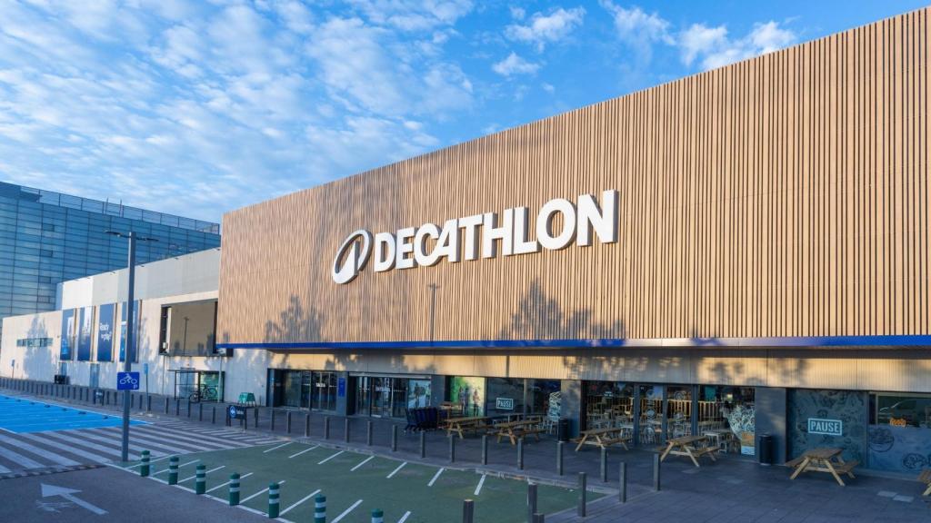Fachada Decathlon.