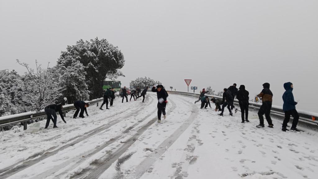 Niños jugando en la nieve en la carretera M-519.