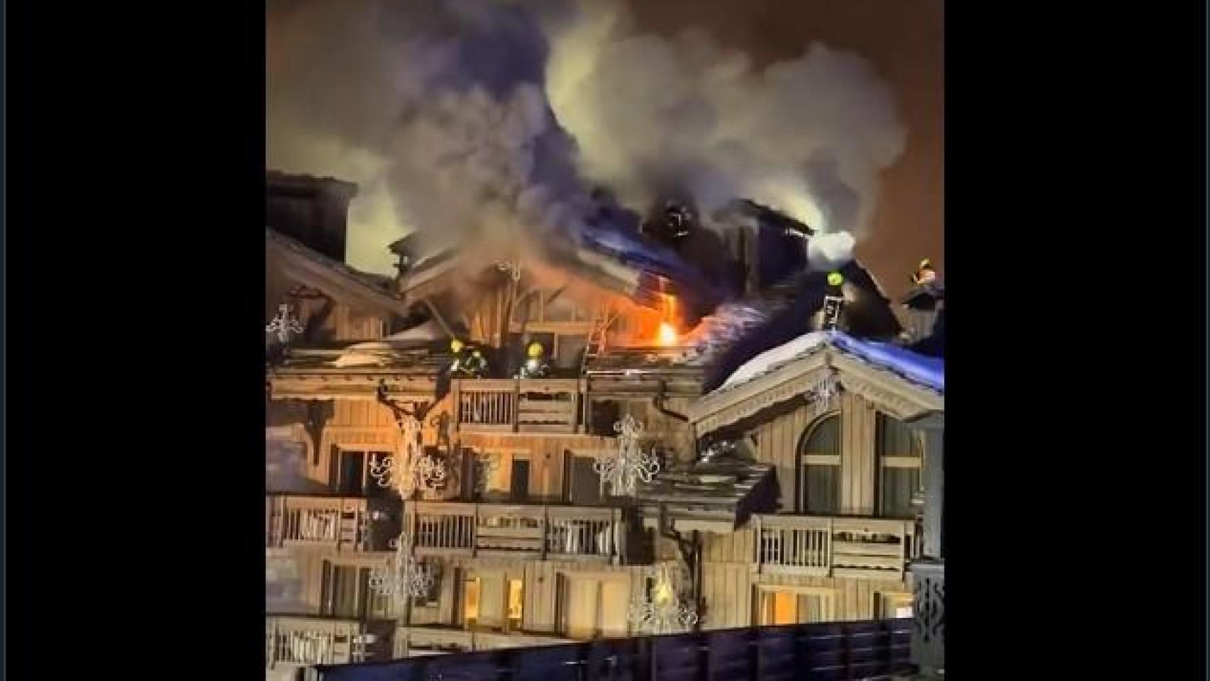 El hotel Grandes Alpes en Courchevel durante el incendio.