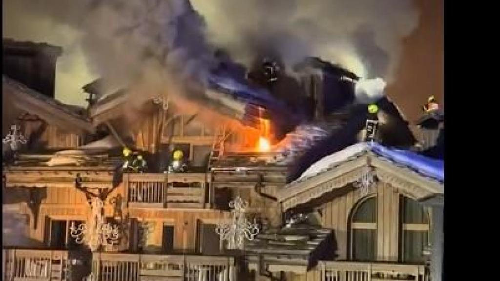 El hotel Grandes Alpes en Courchevel durante el incendio.