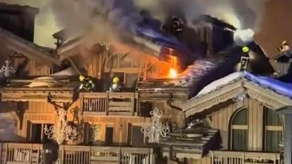 El hotel Grandes Alpes en Courchevel durante el incendio.