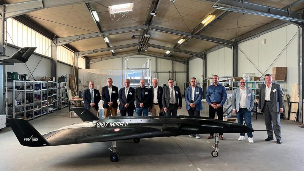 Equipo de POLARIS junto a uno de los prototipos