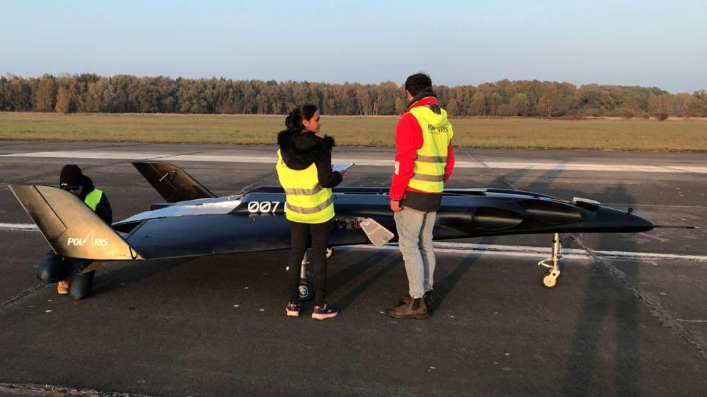 Personal de la compañía junto a una de las aeronaves prototipo