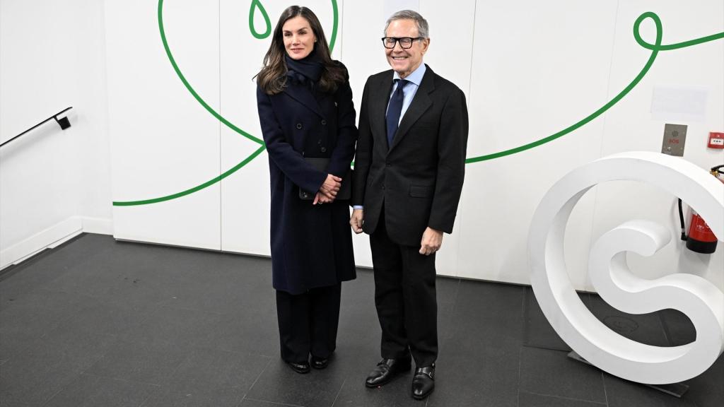 La reina Letizia y el presidente de la AECC, Ramón Reyes Bori, llegan a la primera reunión de trabajo del año, a 28 de enero de 2026, en Madrid (España). La reunión servirá para conocer toda la actividad realizada durante el 2025 y sus próximos proyectos para 2026.