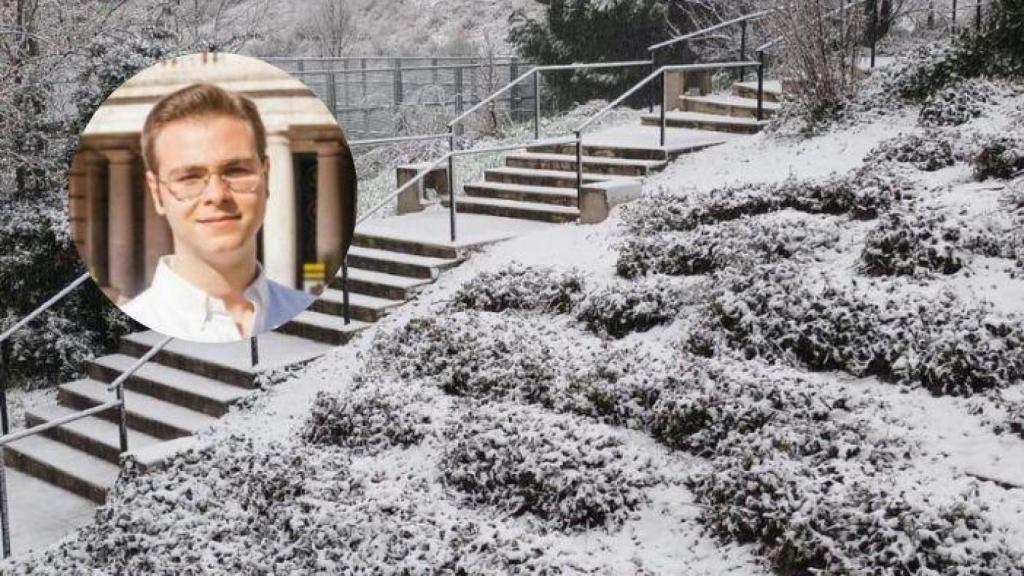 Víctor, valenciano en Madrid durante la nevada de este miércoles. EE