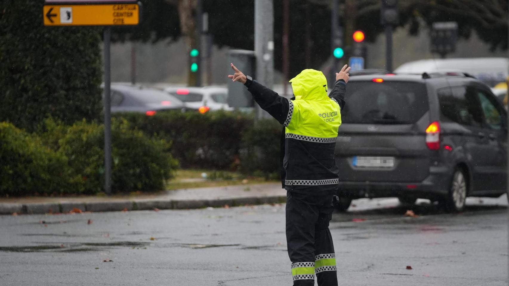 Agentes de la Policía Local de Sevilla intentan ordenar el caos de tráfico que el temporal de lluvia y viento.