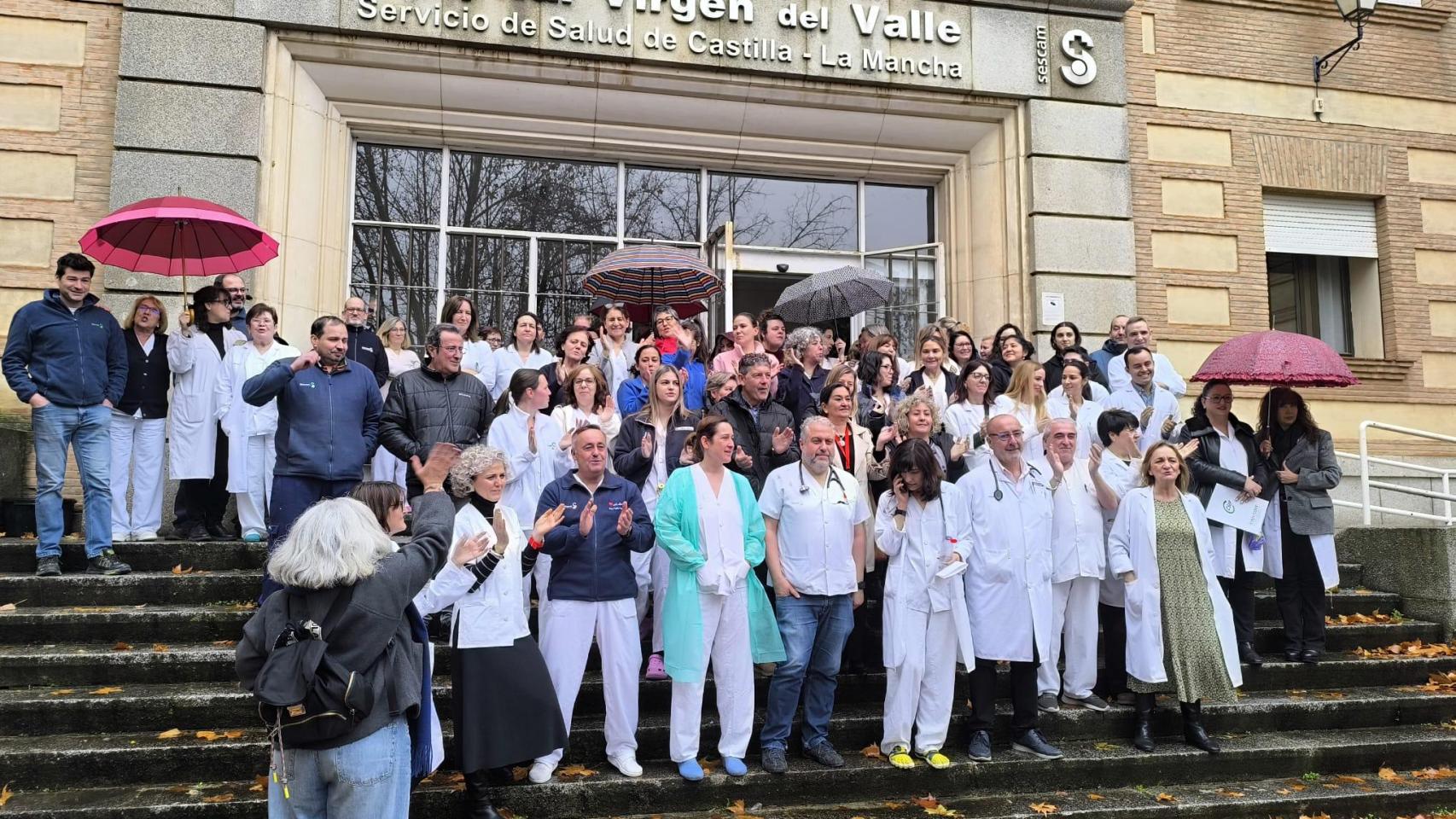 Concentración a las puertas del Hospital Virgen del Valle este miércoles.