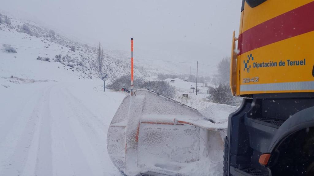 Los equipos de la DPT trabajando por despejar las carreteras