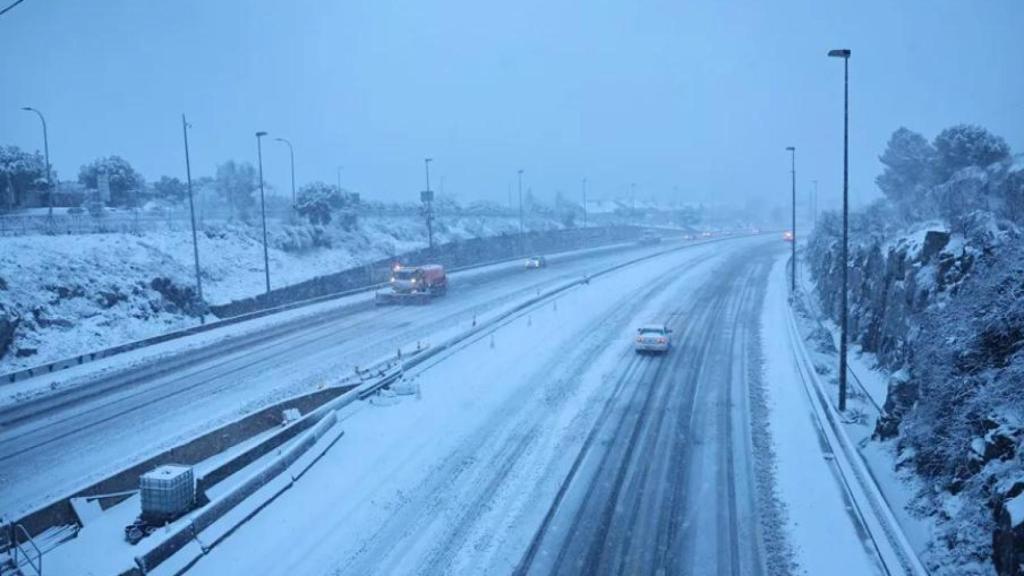 Vista de la carretera nevada a primera hora a la altura de Torrelodones, Madrid