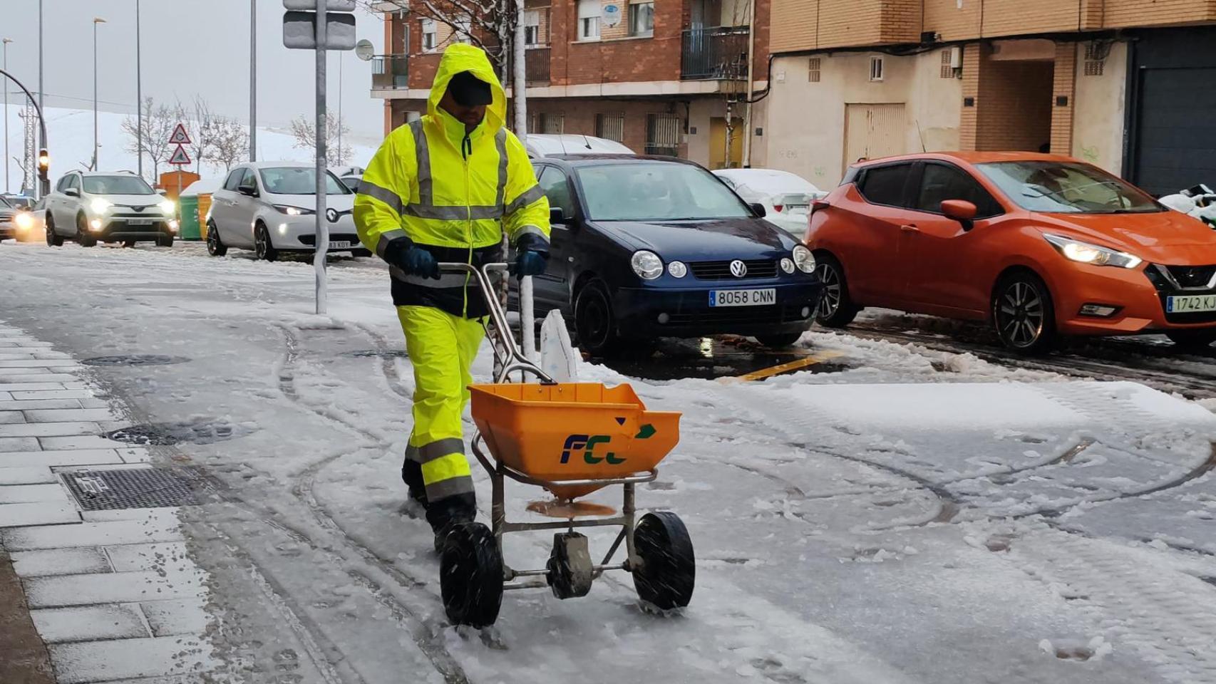 Operario del Ayuntamiento trabajando en las calles de Salamanca