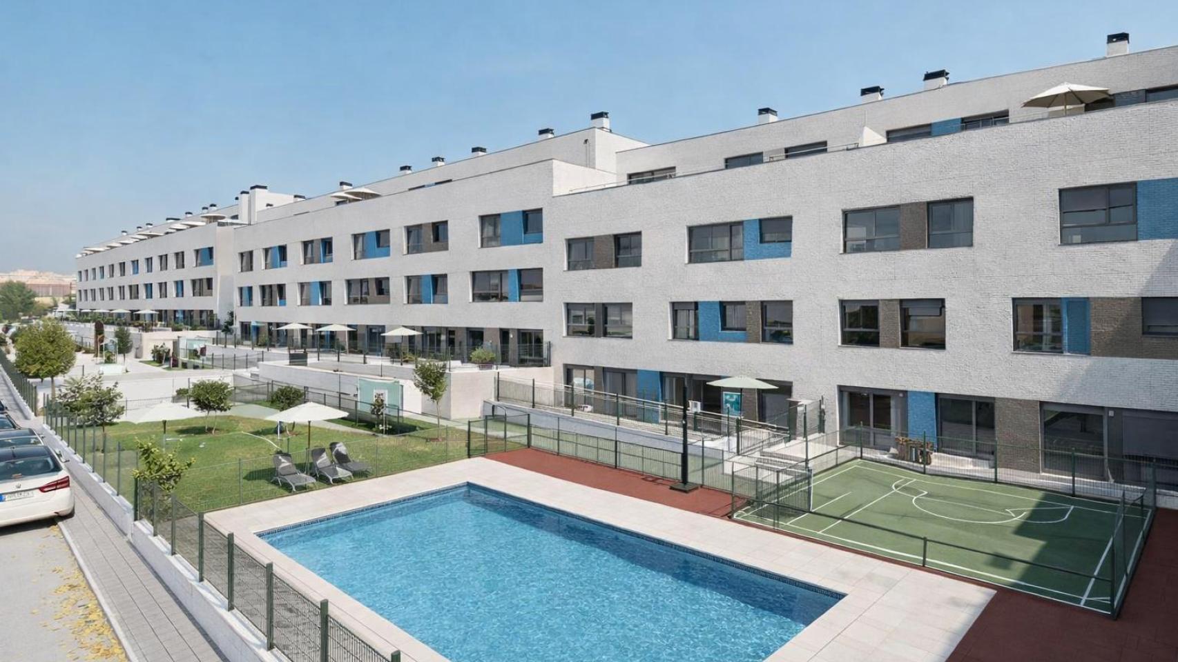 Edificio con piscina.