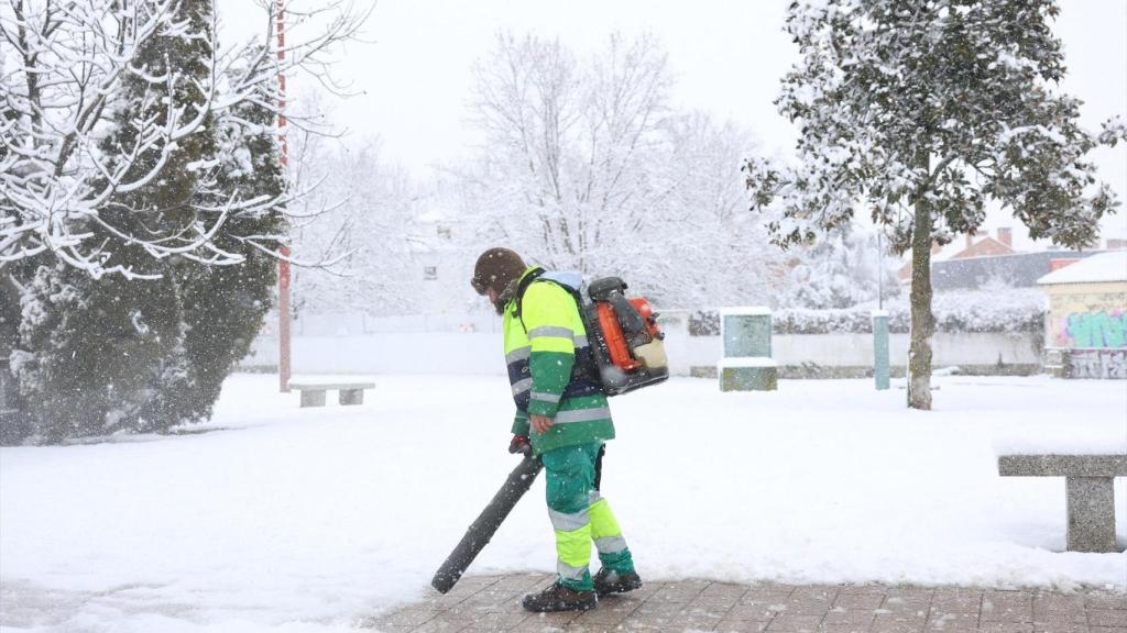 Un operario limpia la nieve en una calle de Madrid.