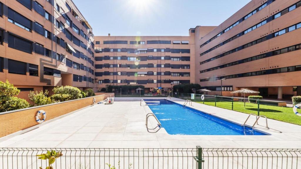 Comunidad con piscina.