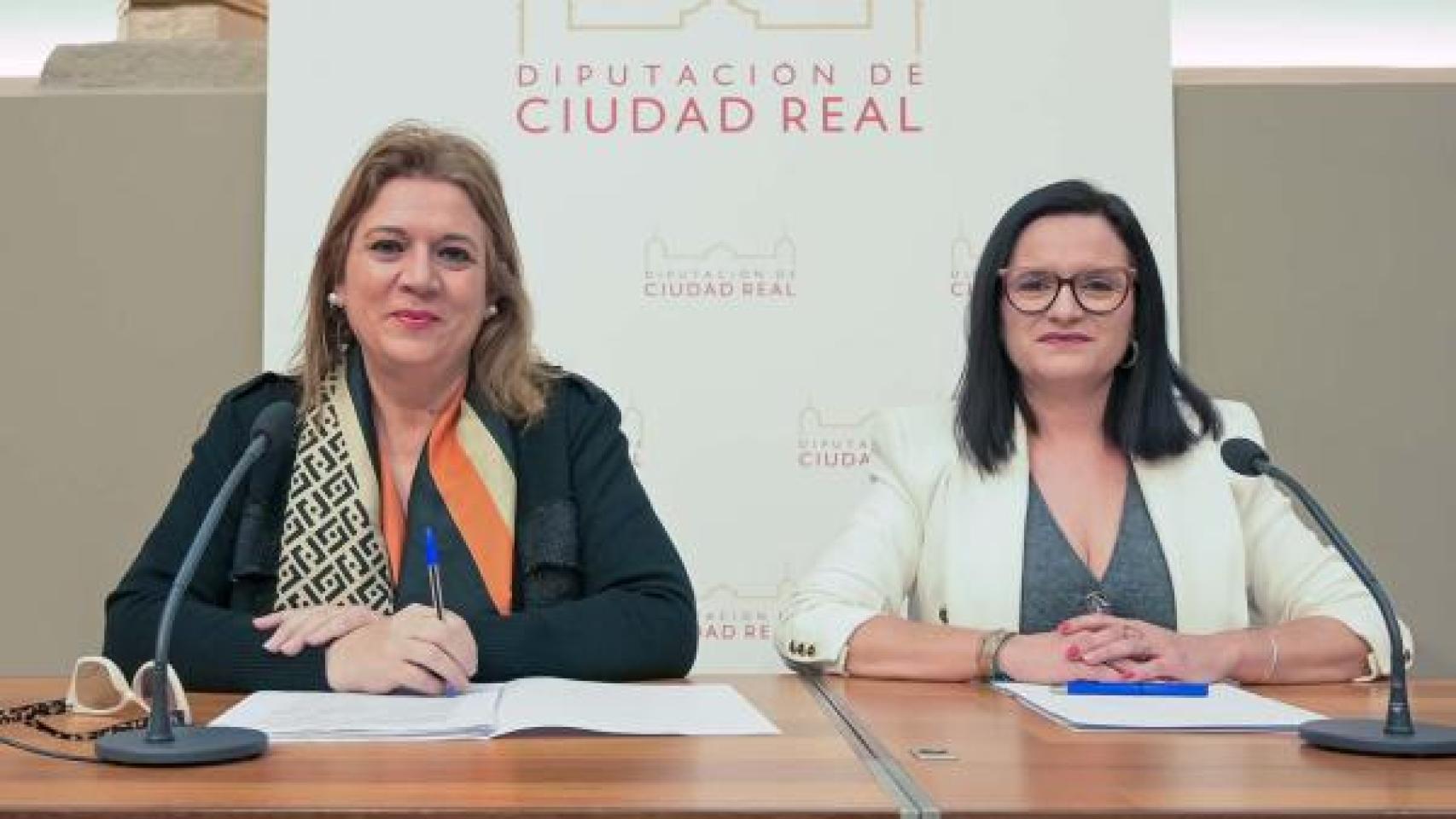 De izquierda a derecha. La diputada provincial y alcaldesa de Agudo, Maribel Mansilla y la portavoz del Equipo de Gobierno, Rocío Zarco.