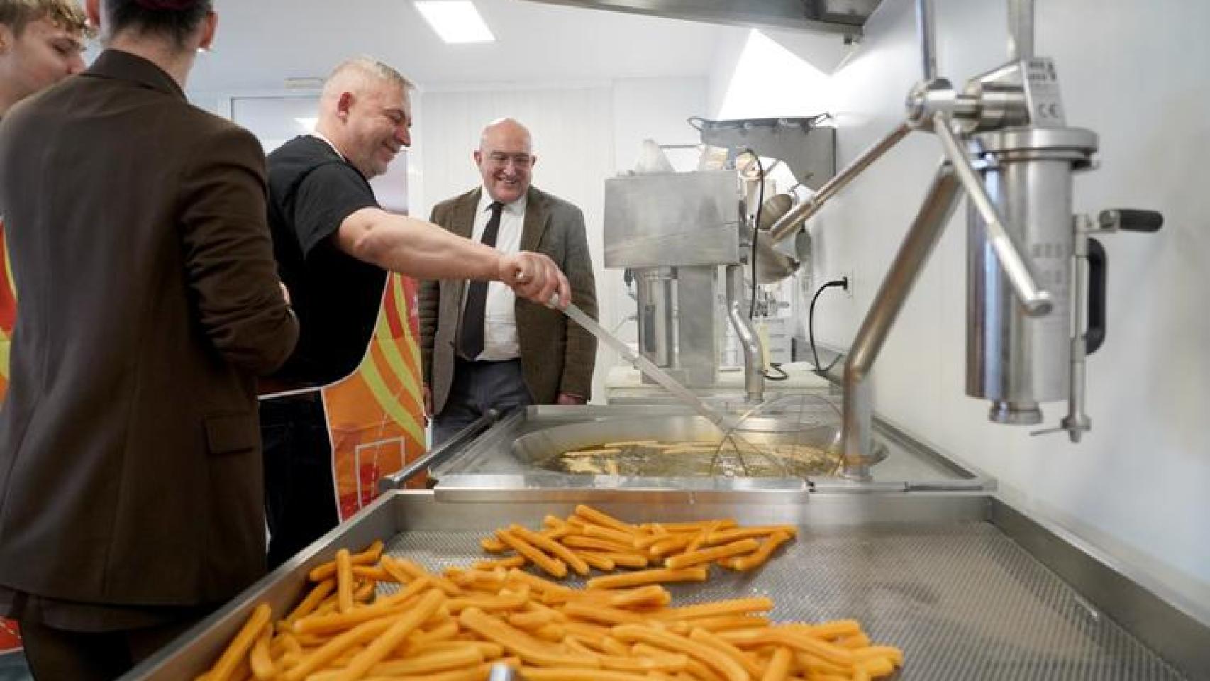 Jesús Julio Carnero visitando las instalaciones de Industrias José Luis Blanco.