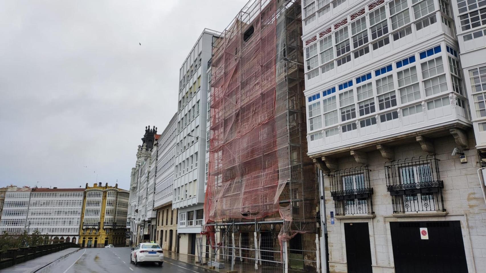 El número 14 del Paseo de la Dársena de A Coruña, con un andamio para su rehabilitación integral.