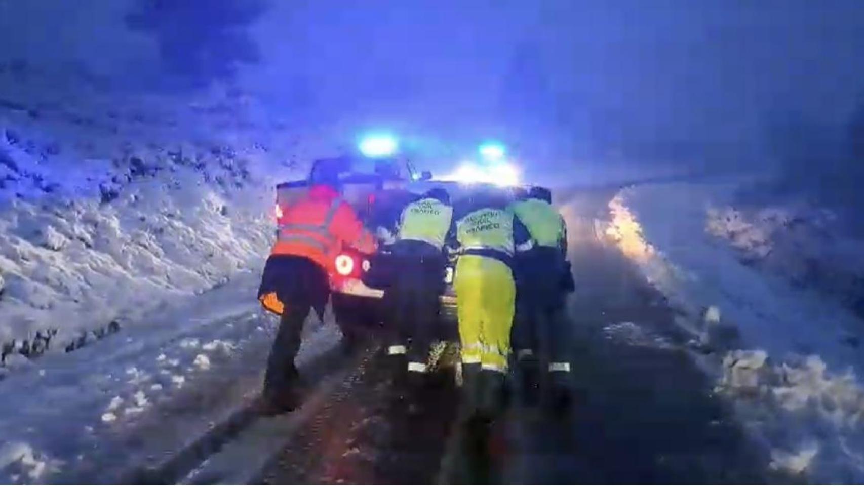 Rescatan a un bus y seis turismos atrapados por la nevada en la OU-310 en Vilardevós (Ourense)