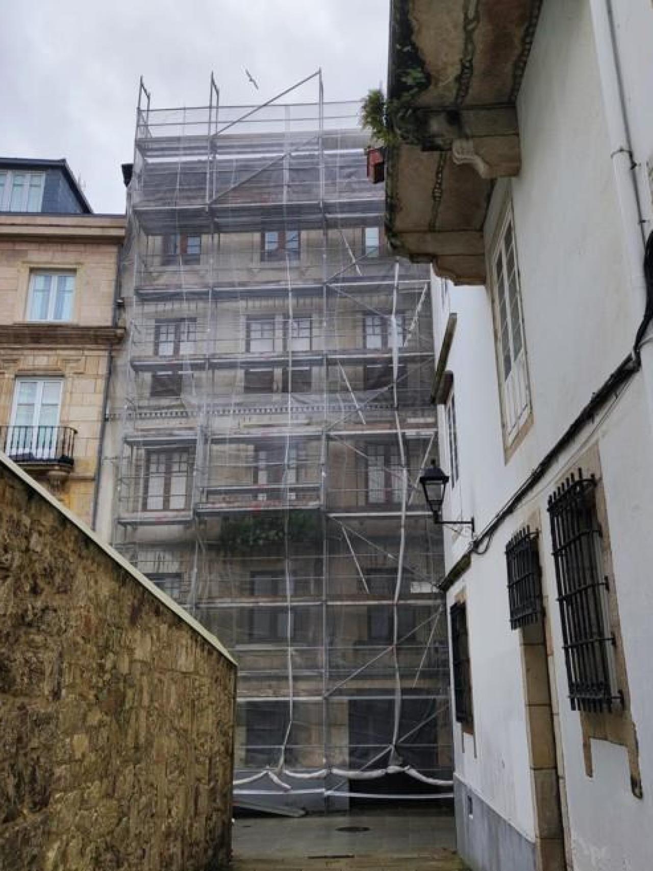 Parte trasera, por la calle Tabernas, del edificio de Paseo de la Dársena que se rehabilitará.