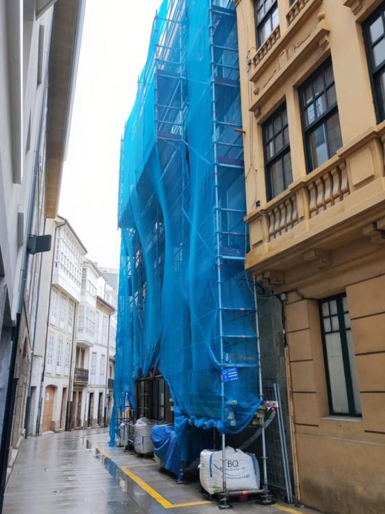 Red delante de la sede de la Real Academia Galega, en la calle Taberna.