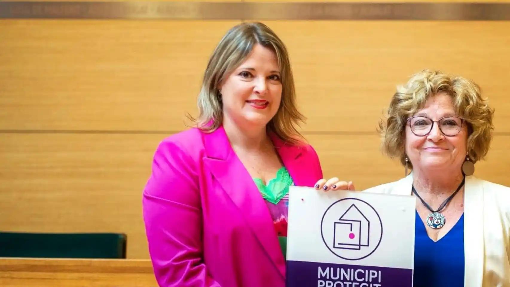 Ana María González -izquierda-, alcaldesa de Llaurí. EE